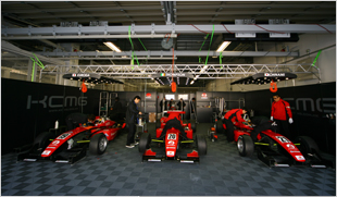 アチーブメントが目標達成技術の提供を通して、世界へ羽ばたくドライバ－をサポート
